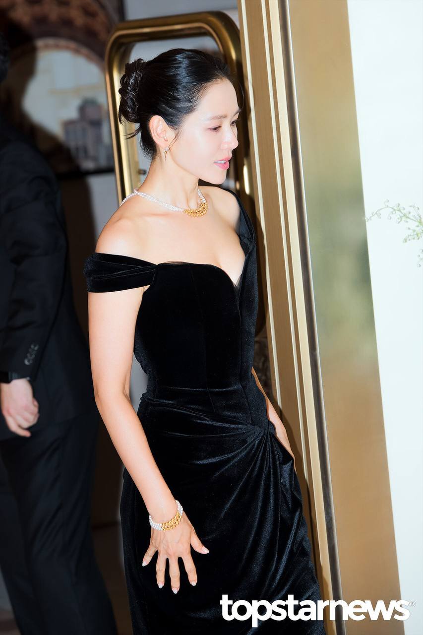 Son Ye Jin khoe vòng 1 gợi cảm, khéo léo thể hiện tình cảm với Hyun Bin