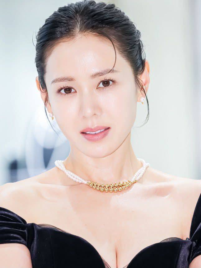 Visual ngày càng sắc nét cùng làn da căng bóng, mướt mịn của Son Ye Jin ở tuổi 45. (Ảnh: Instagram)