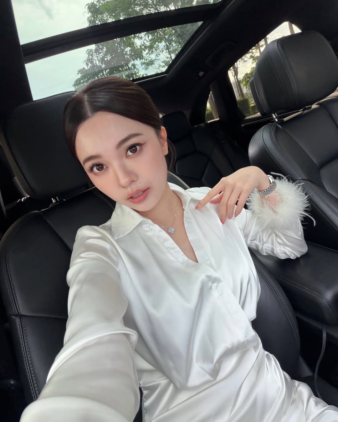 Tiếp viên hàng không bị chụp lén 2 tấm ảnh thành hiện tượng mạng: Lấy chồng bác sĩ, giờ sống “đẹp mặt”!