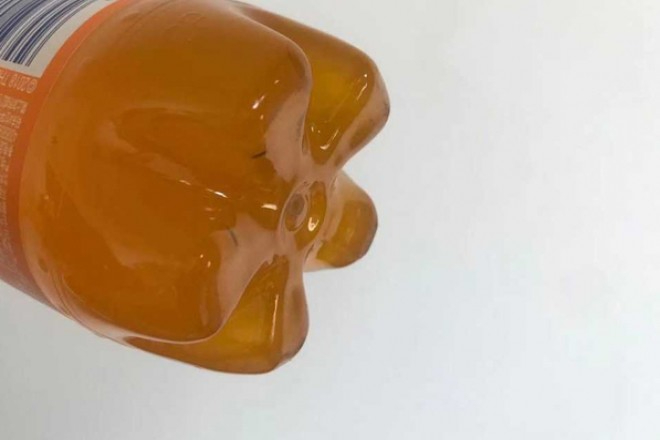 Tại sao đáy chai nhựa thường lồi lõm, có 