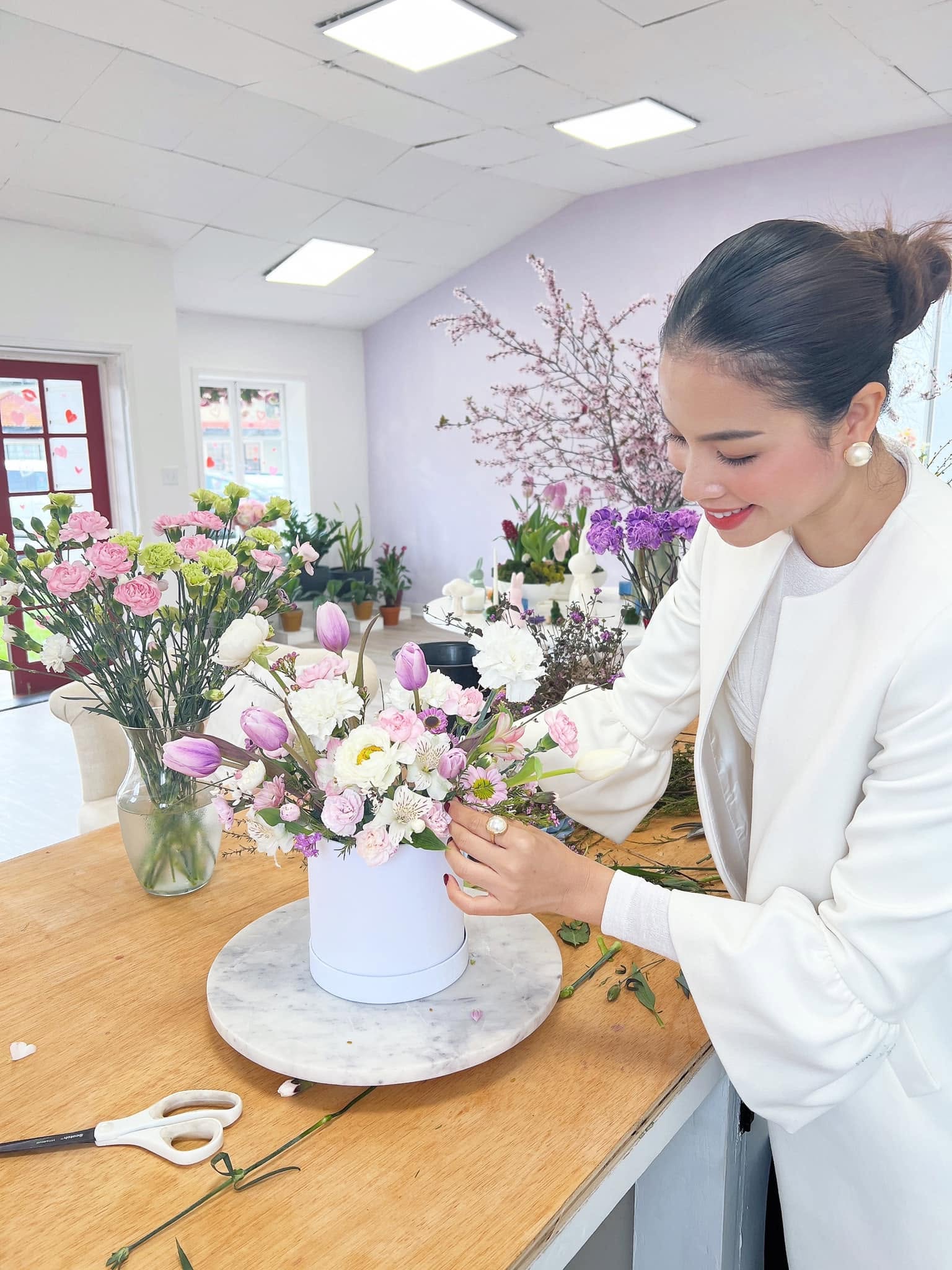 Ngoài việc chăm sóc gia đình nhỏ, Phạm Hương hiện đang kinh doanh shop hoa tươi. Ảnh: FBNV