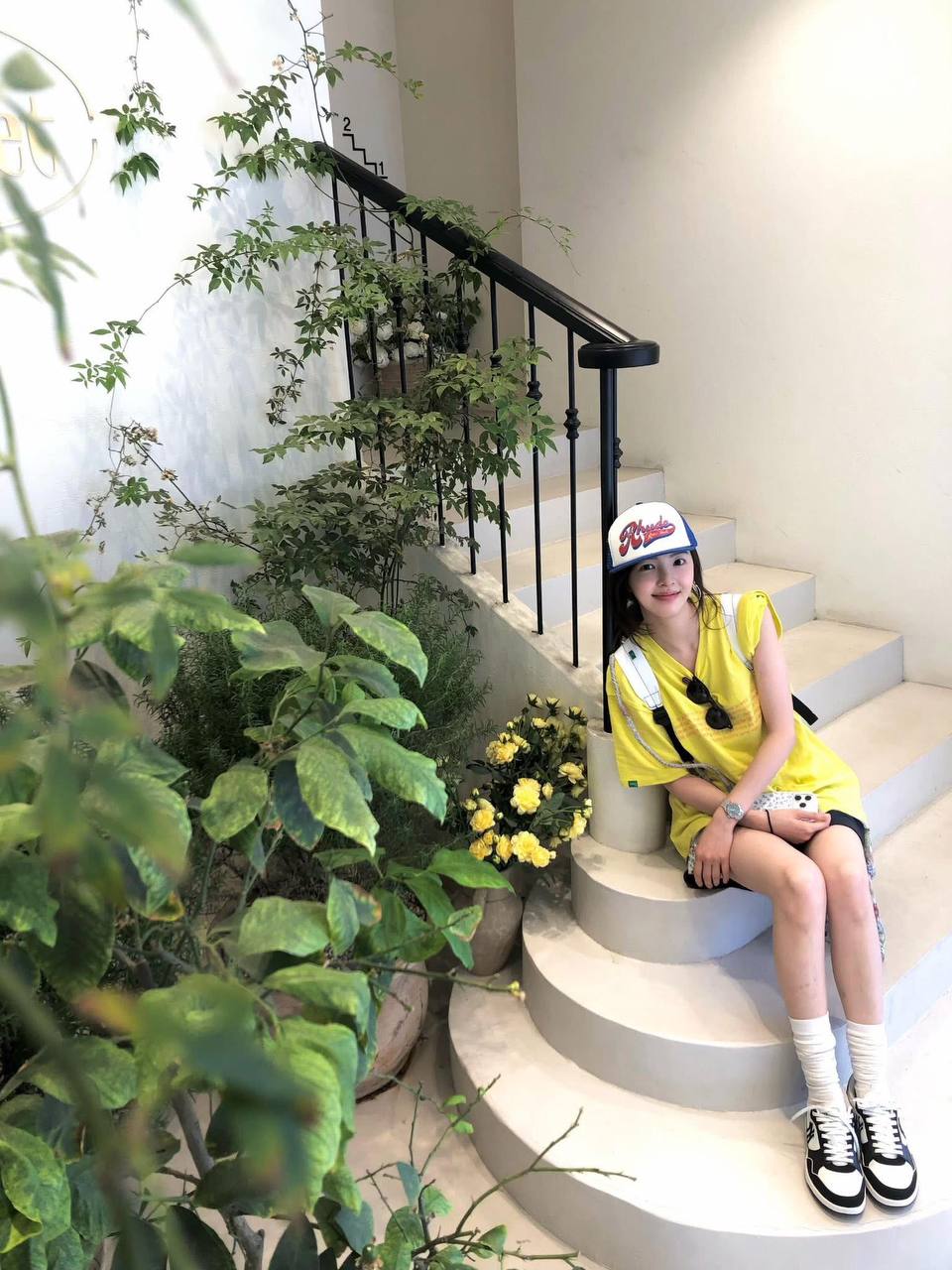 Outfit này mang đến nét tươi mới, rực rỡ đúng chuẩn tinh thần Gen Z năng động. Cách mix match cũng đơn giản, người đẹp họ Chương chỉ diện chiếc áo phông oversized màu vàng chanh nổi bật, khéo léo giấu quần để khoe đôi chân thon dài. Sự tương phản đầy thú vị giữa sắc vàng của trang phục với không gian xanh mát xung quanh giúp cô nàng có ngay những bức ảnh 
