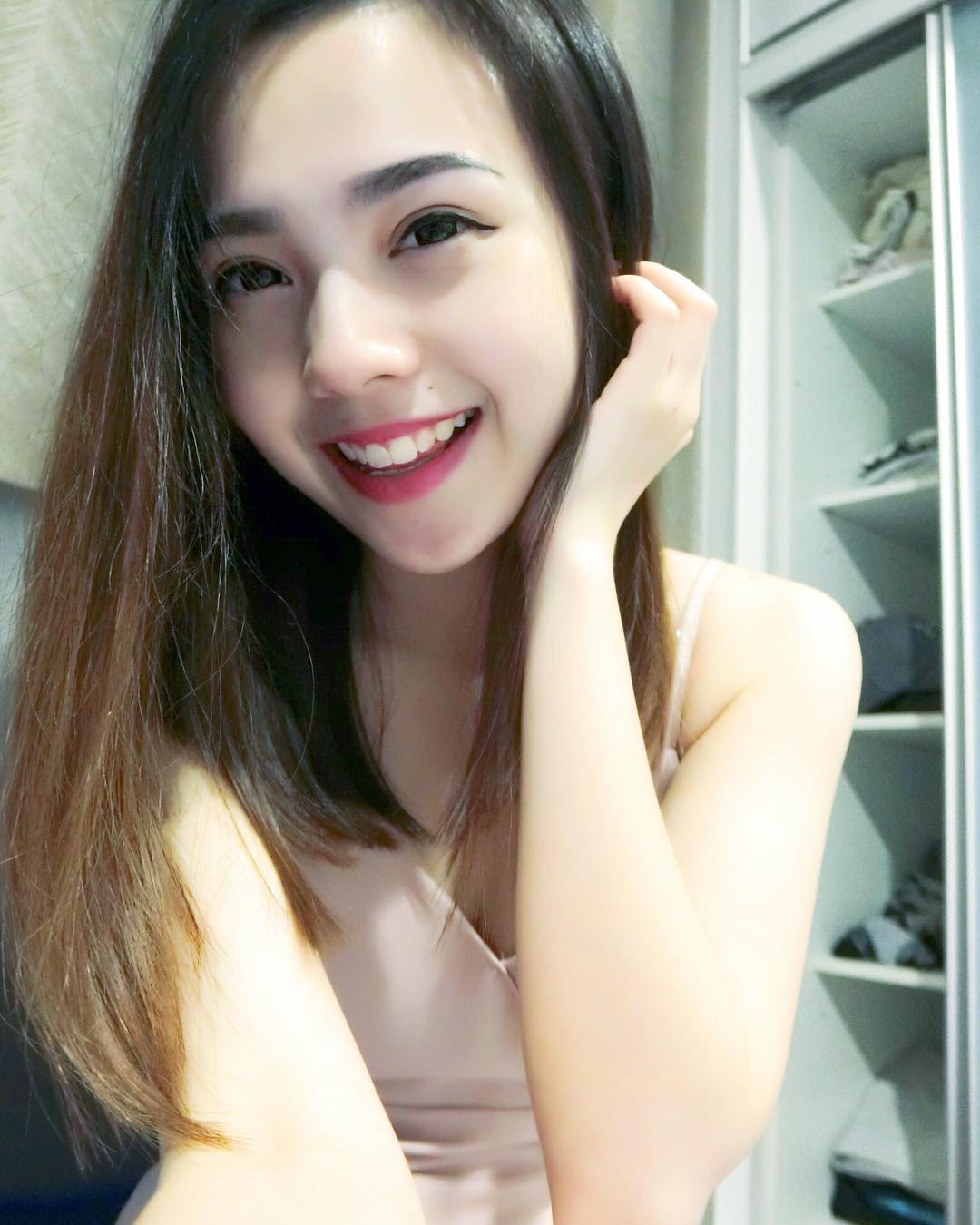 Tiếp viên hàng không bị chụp lén 2 tấm ảnh thành hiện tượng mạng: Lấy chồng bác sĩ, giờ sống “đẹp mặt”!
