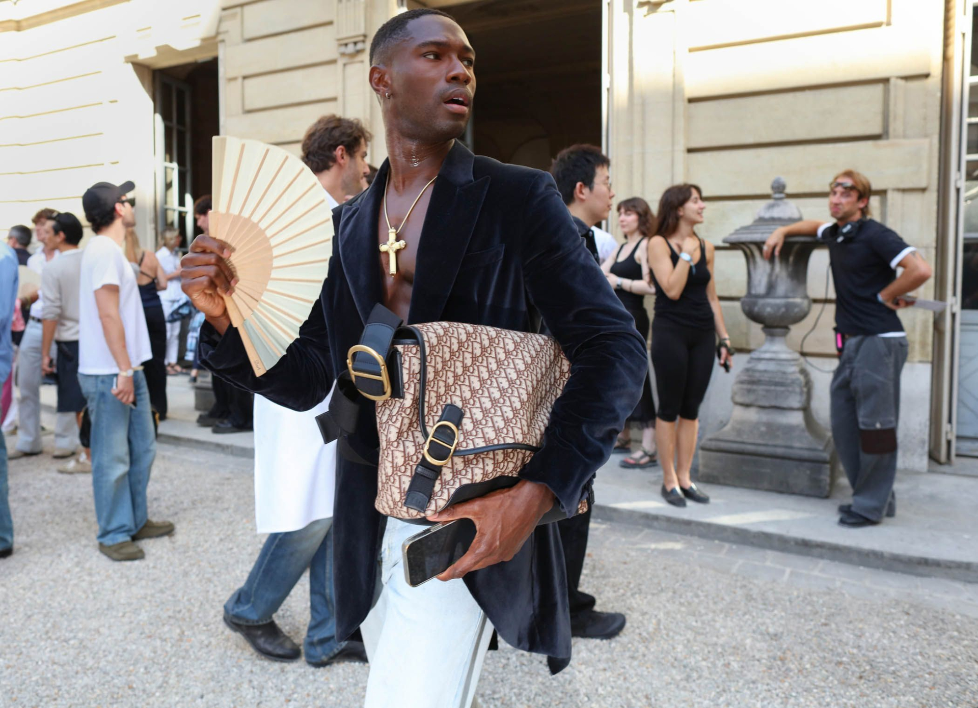 Louis Vuitton dính chỉ trích dữ dội vì xây bãi biển khổng lồ như trêu ngươi giữa lúc dân Pháp đang 