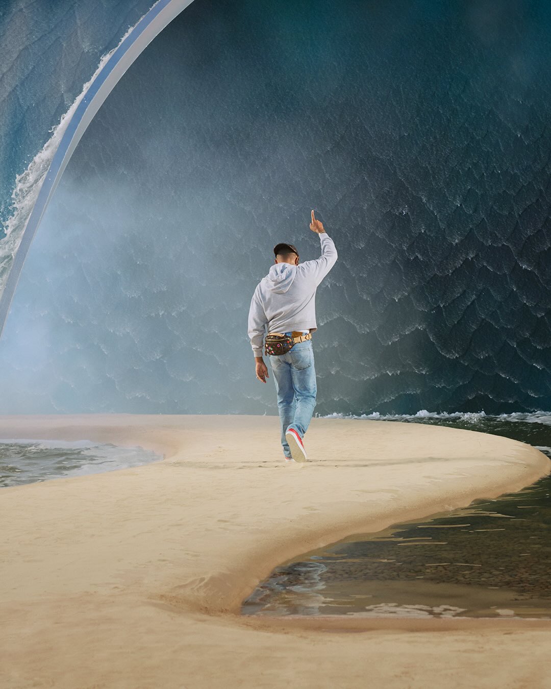 Louis Vuitton dính chỉ trích dữ dội vì xây bãi biển khổng lồ như trêu ngươi giữa lúc dân Pháp đang 
