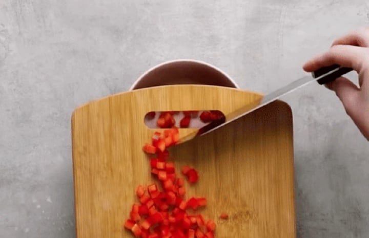 Vì sao thớt thường có 1 lỗ khuyết?