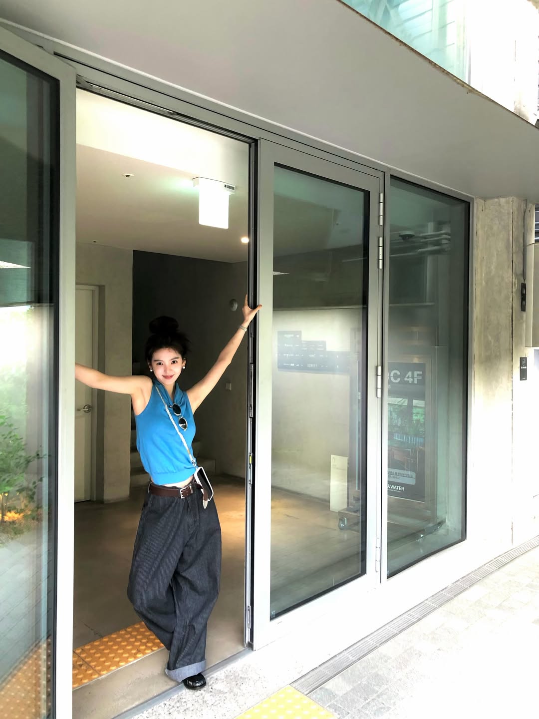 Một set đồ hè mát mẻ nhưng không kém phần cá tính được Chương Nhược Nam khéo léo kết hợp bởi chiếc áo tank top màu xanh dương nổi bật cùng quần jeans dáng phồng chất chơi. Set đồ này vừa giúp hack dáng vừa thoải mái, phù hợp cho những buổi đi chơi, dạo phố. Tổng thể outfit lại càng thêm có gu nhờ những món phụ kiện 