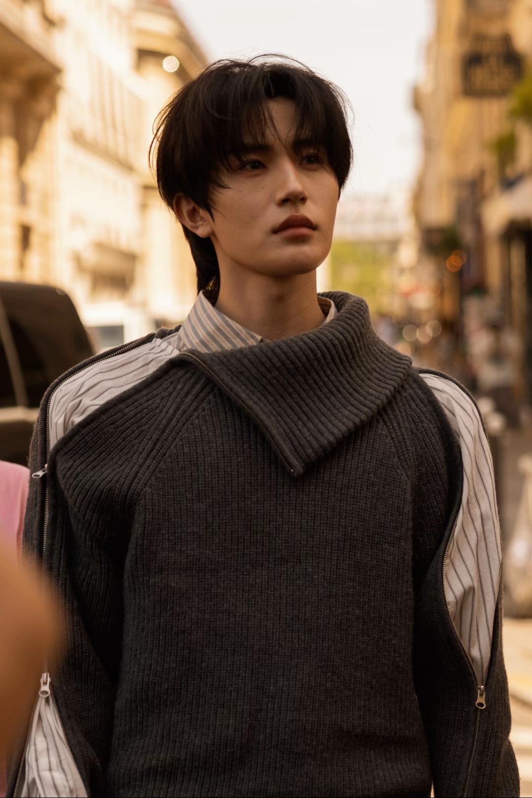 Nam diễn viên của Trung Quốc diện outfit sơ mi kết hợp với chất liệu len giữa cái nóng 40 độ của Paris. (Nguồn: X)