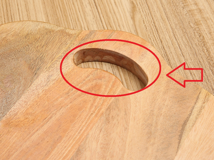 Vì sao thớt thường có 1 lỗ khuyết?