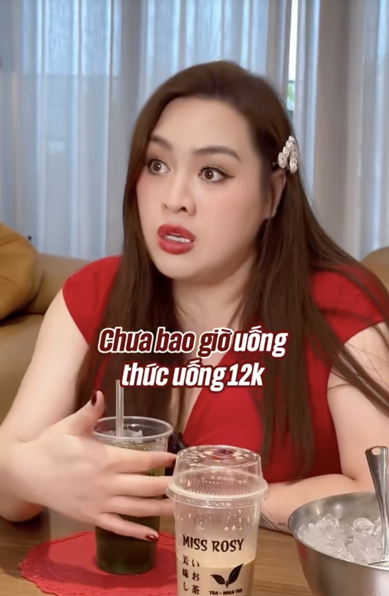 Gần đây kênh TikTok Cô Au Chill Girl vướng nhiều tranh cãi vì thái độ khi review đồ ăn