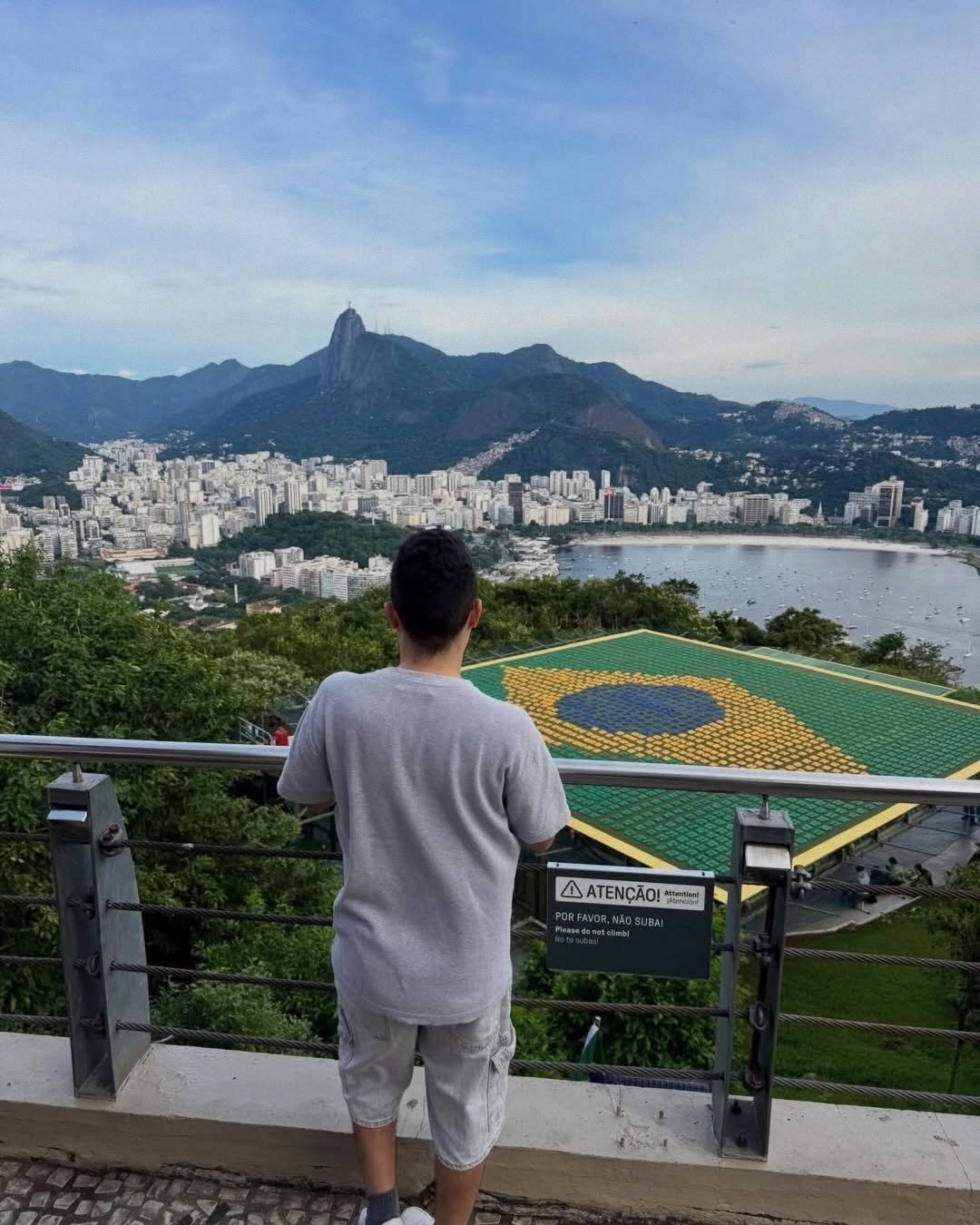 Hãng dép tông Brazil gây sốc khi xếp 4.500 đôi dép thành quốc kỳ khổng lồ cổ vũ World Cup