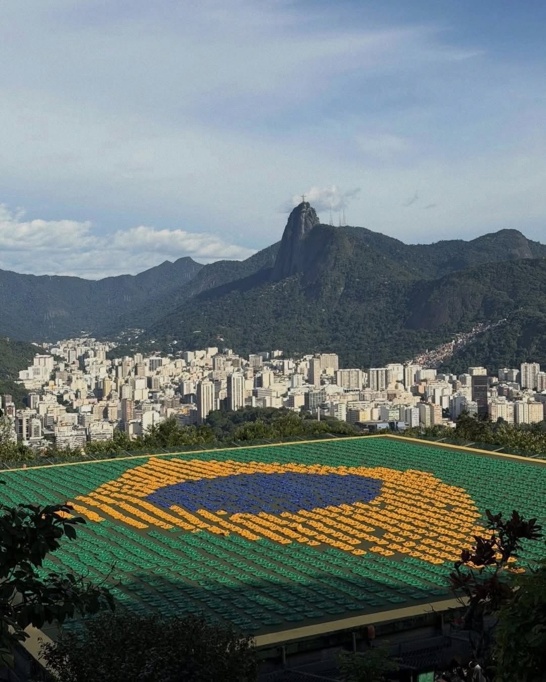 Hãng dép tông Brazil gây sốc khi xếp 4.500 đôi dép thành quốc kỳ khổng lồ cổ vũ World Cup