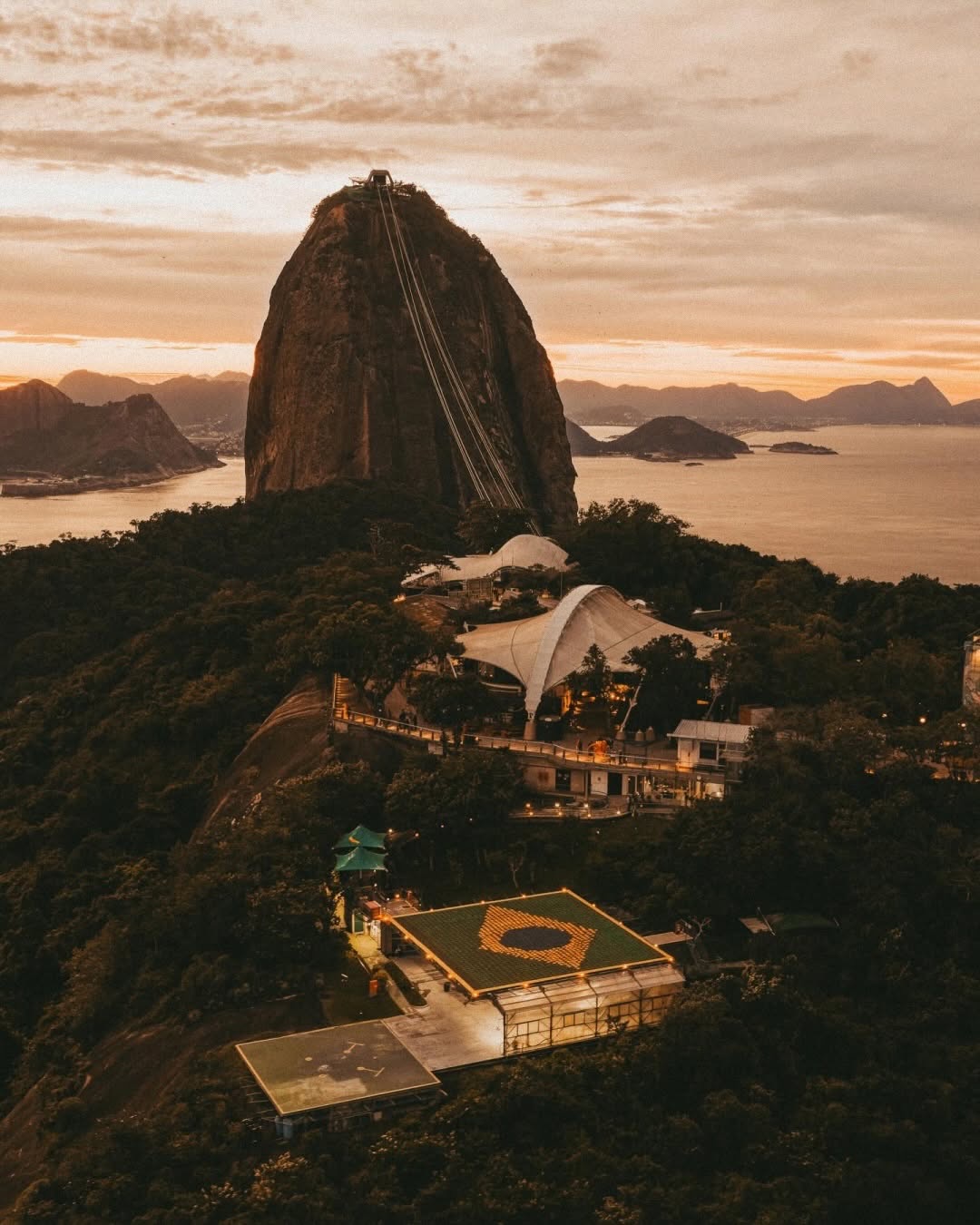 Hãng dép tông Brazil gây sốc khi xếp 4.500 đôi dép thành quốc kỳ khổng lồ cổ vũ World Cup