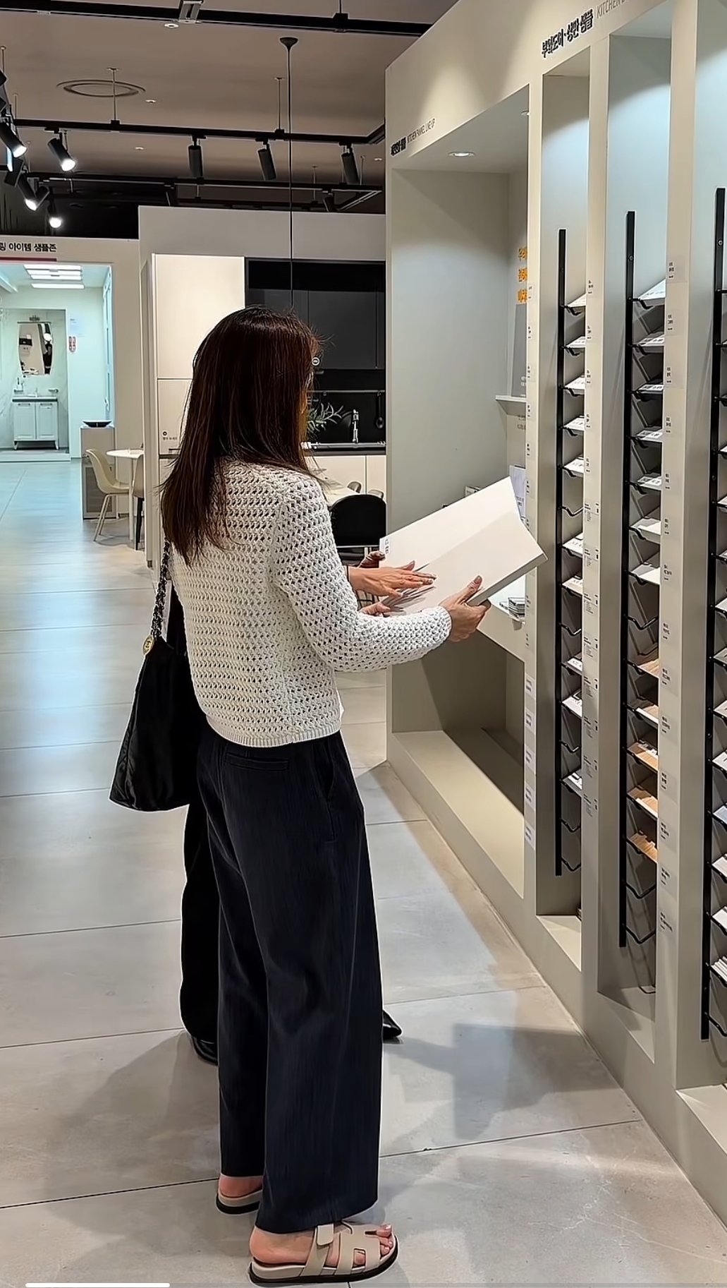 Kiều Tiên sắp sửa sửa sang lại căn nhà.