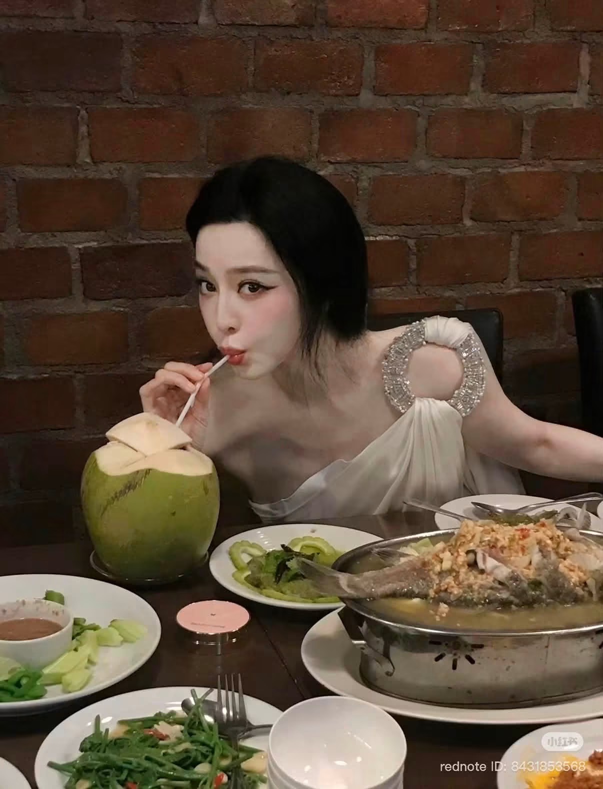 Mỹ nhân ngồi uống nước dừa mà đẹp như tranh vẽ, 20 năm chưa bao giờ biết xấu