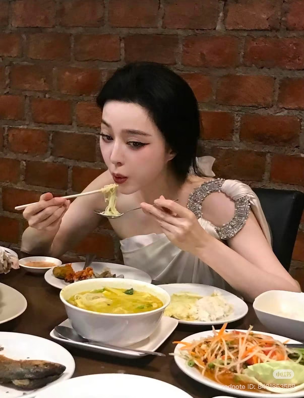Mỹ nhân ngồi uống nước dừa mà đẹp như tranh vẽ, 20 năm chưa bao giờ biết xấu