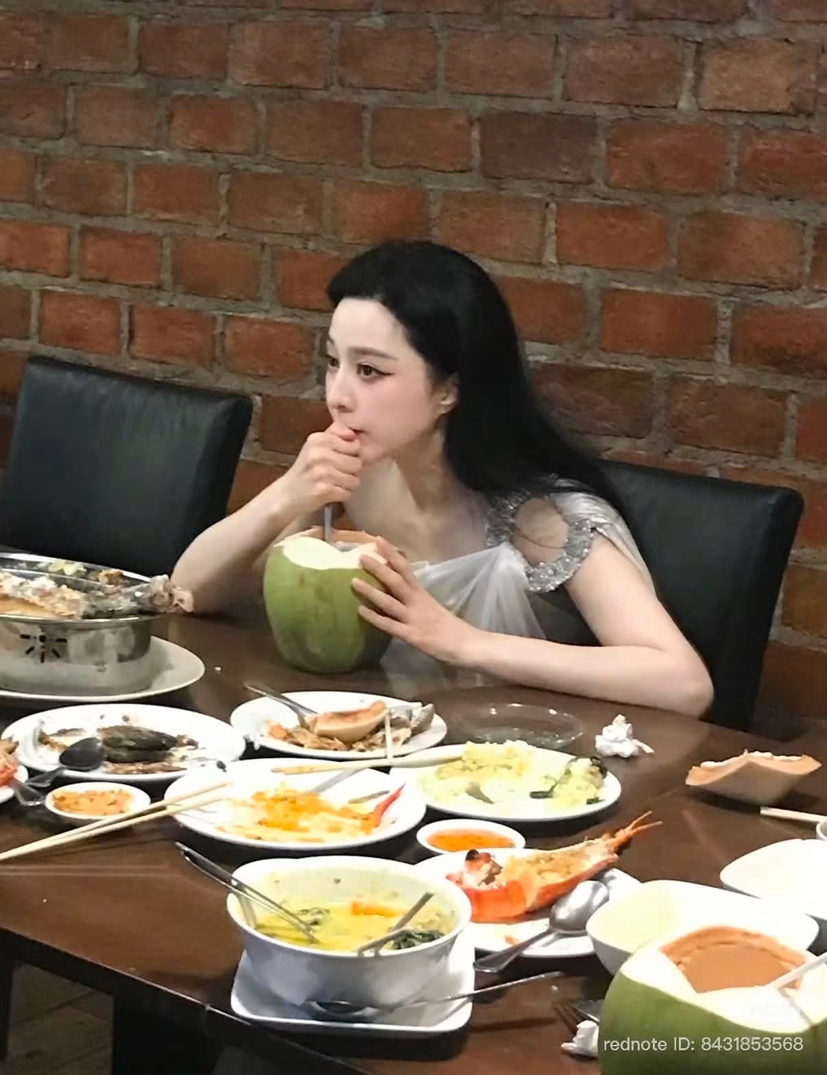 Khoảnh khắc đời thường cũng không làm lu mờ nhan sắc của Phạm Băng Băng. (Ảnh: Xiaohongsu)