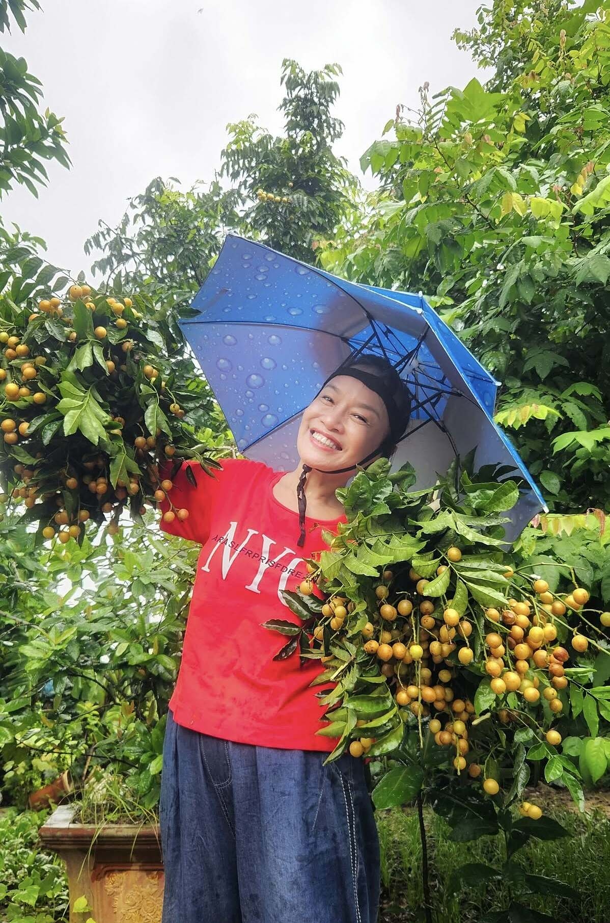Nữ diễn viên hào hứng với thành quả thu hoạch rau trái, củ quả trong vườn