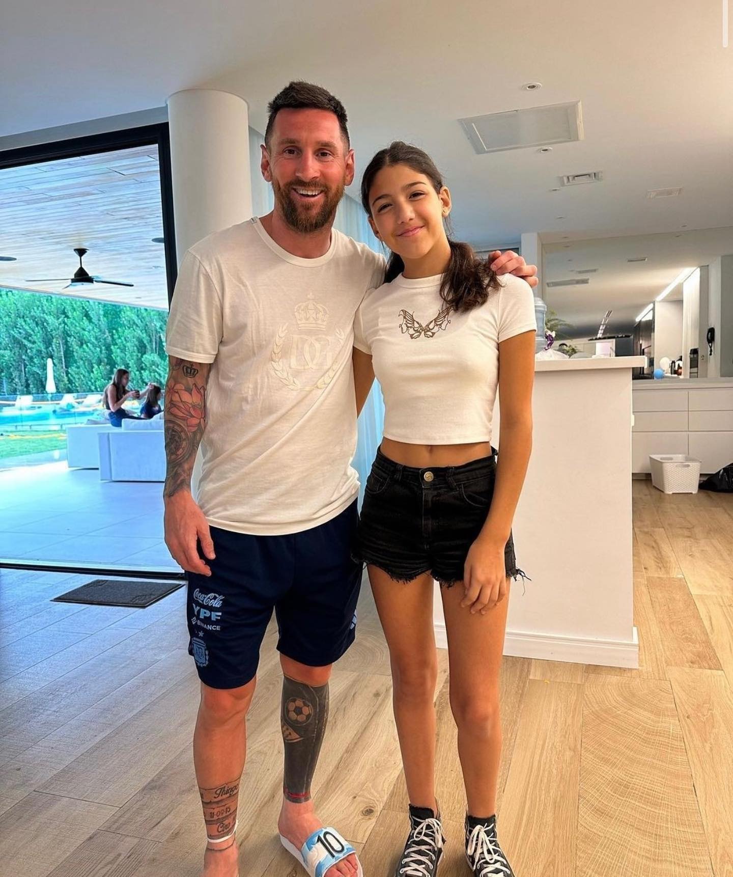Messi nhắn tin xin 4 đôi dép cho vợ con, vô tình cứu một gia đình thoát nạn