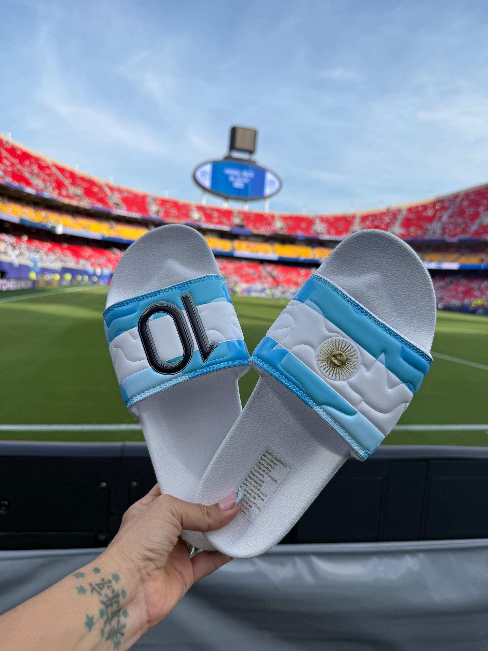 Messi nhắn tin xin 4 đôi dép cho vợ con, vô tình cứu một gia đình thoát nạn