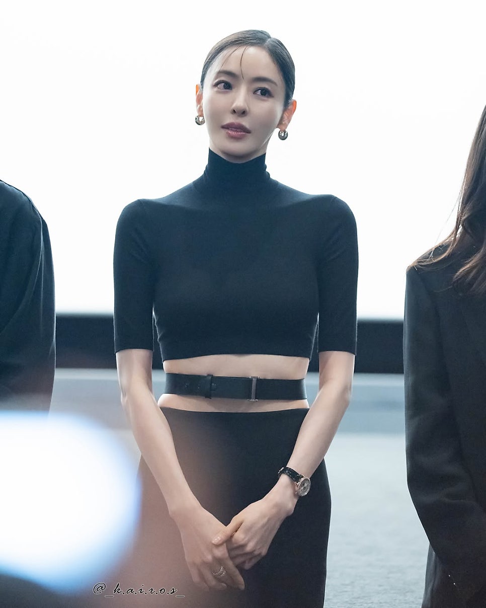 Nữ diễn viên Lee Da Hee diện bộ outfit all-black. (Nguồn: Naver)