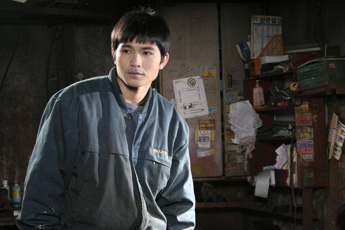 Mỹ nam là ngoại lệ của Vbiz: Mới debut đã đóng chính phim Hàn, lập thành tích 19 năm qua chưa ai làm lại