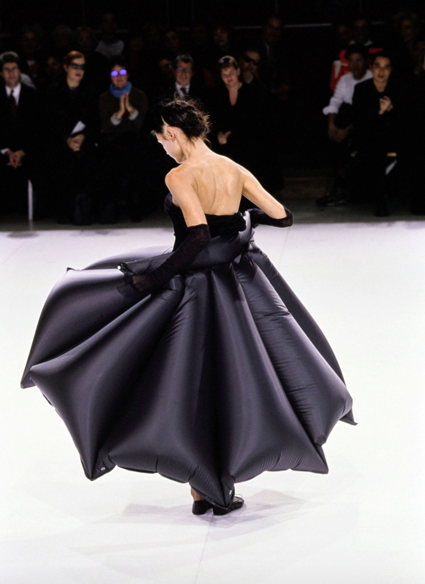 Ông cụ tóc bạc bước đi chậm rãi viral nhất Paris: Bậc thầy của Rick Owens, khiến cả thế giới nhìn màu đen theo một cách khác