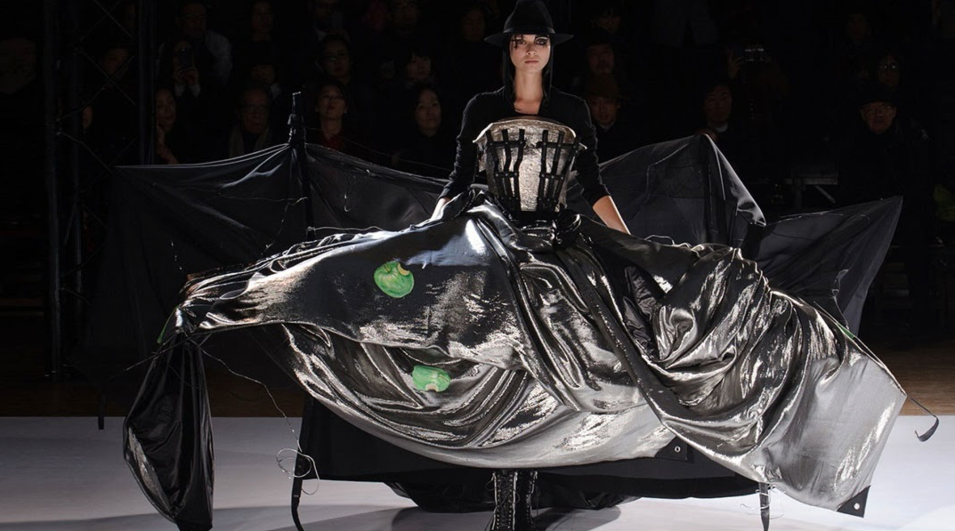 Ông cụ tóc bạc bước đi chậm rãi viral nhất Paris: Bậc thầy của Rick Owens, khiến cả thế giới nhìn màu đen theo một cách khác