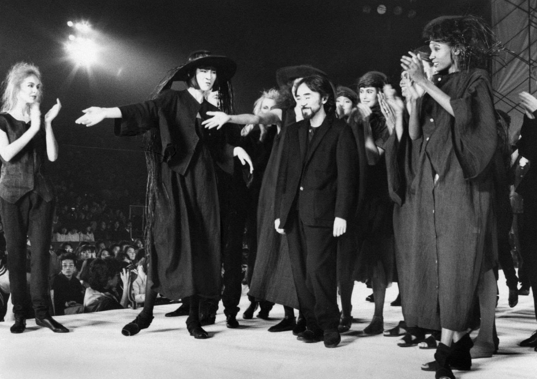  Show diễn debut của Yohji tại Paris Fashion Week năm 1981. Đây cũng là BST gây sốc toàn tập và khiến nhiều người tranh cãi ở thời điểm bấy giờ.