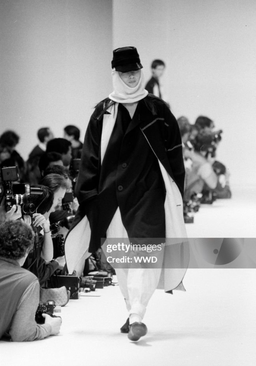 Ông cụ tóc bạc bước đi chậm rãi viral nhất Paris: Bậc thầy của Rick Owens, khiến cả thế giới nhìn màu đen theo một cách khác