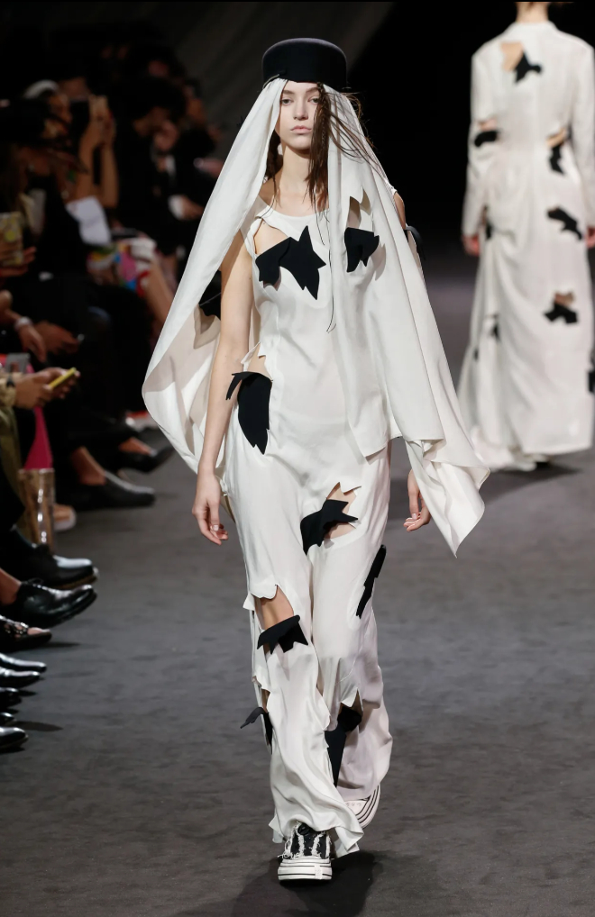 Ông cụ tóc bạc bước đi chậm rãi viral nhất Paris: Bậc thầy của Rick Owens, khiến cả thế giới nhìn màu đen theo một cách khác