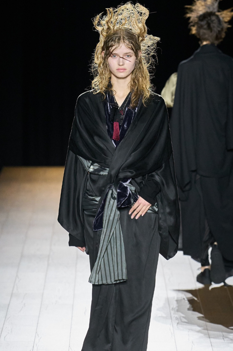 Ông cụ tóc bạc bước đi chậm rãi viral nhất Paris: Bậc thầy của Rick Owens, khiến cả thế giới nhìn màu đen theo một cách khác
