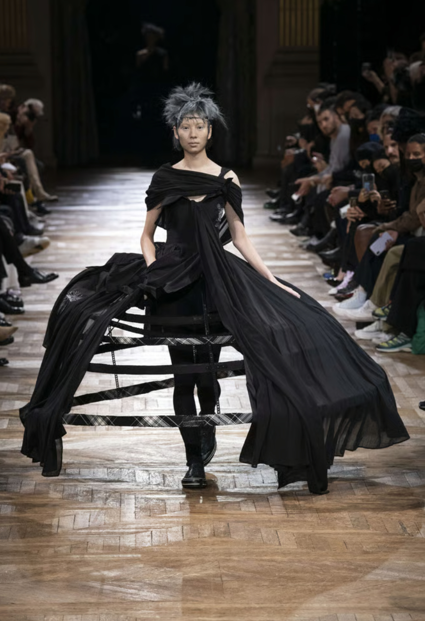 Ông cụ tóc bạc bước đi chậm rãi viral nhất Paris: Bậc thầy của Rick Owens, khiến cả thế giới nhìn màu đen theo một cách khác