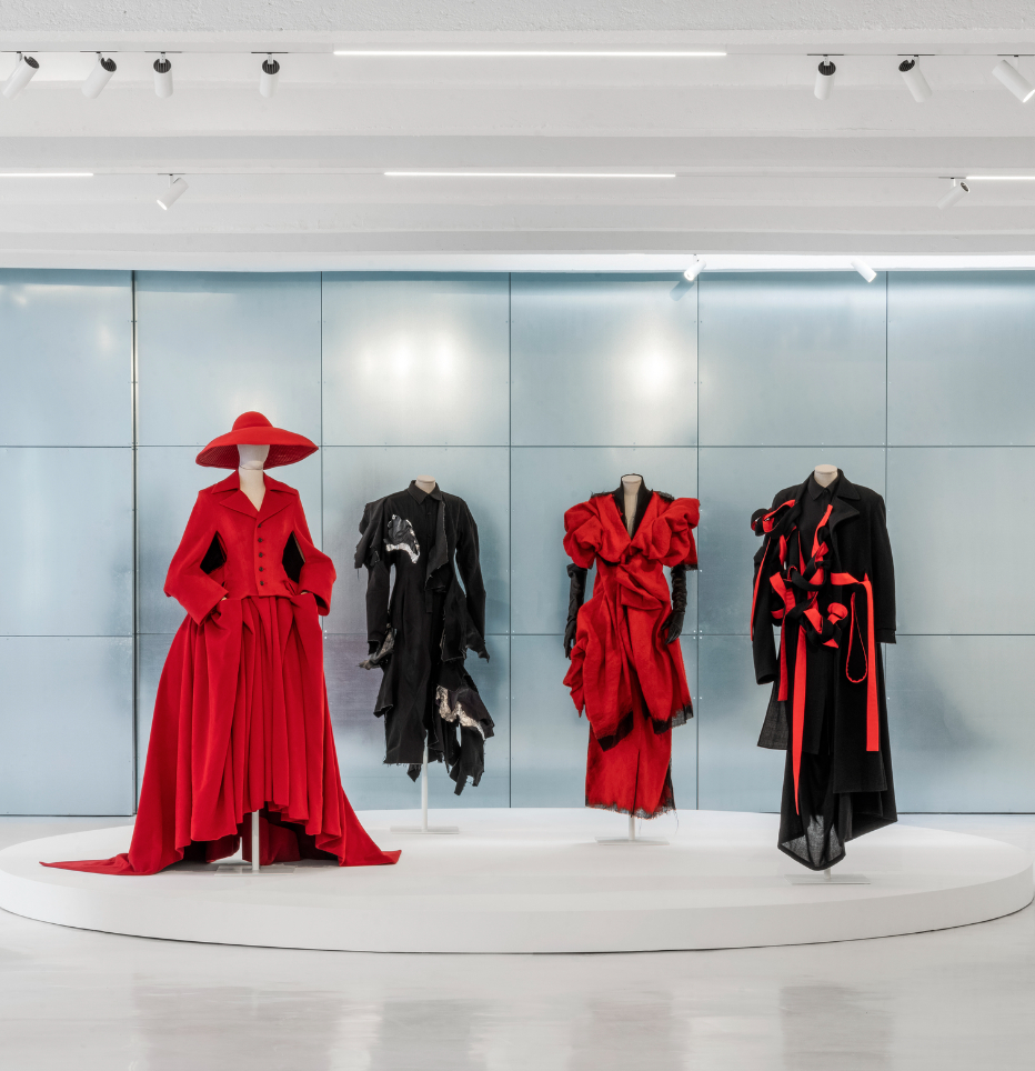 Ông cụ tóc bạc bước đi chậm rãi viral nhất Paris: Bậc thầy của Rick Owens, khiến cả thế giới nhìn màu đen theo một cách khác