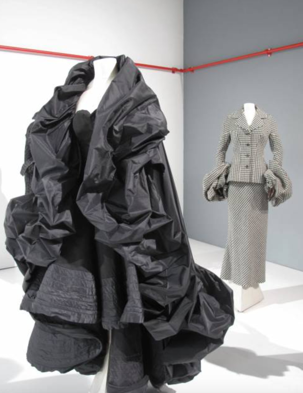 Ông cụ tóc bạc bước đi chậm rãi viral nhất Paris: Bậc thầy của Rick Owens, khiến cả thế giới nhìn màu đen theo một cách khác