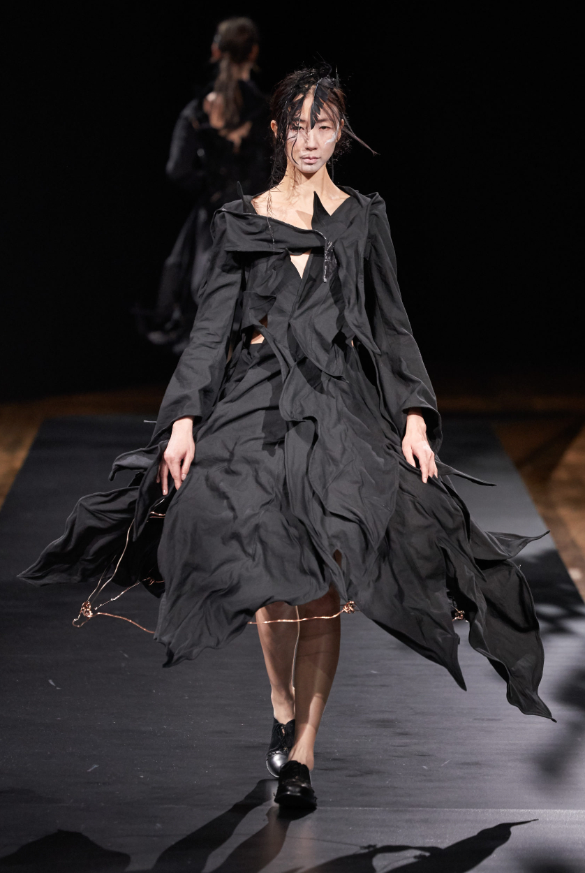 Có lẽ vì vậy, nhiều nhà thiết kế trẻ không học Yohji Yamamoto ở màu đen hay những chiếc áo khoác quá khổ. Điều họ thực sự học là tư duy giải cấu trúc và cách đặt câu hỏi với mọi quy chuẩn sẵn có của thời trang. Với Yohji, một bộ quần áo không nhất thiết phải cân đối, hoàn hảo hay tôn dáng mới có thể trở nên đẹp. Đôi khi, chính sự lệch chuẩn mới là điều khiến nó trở nên đáng nhớ.