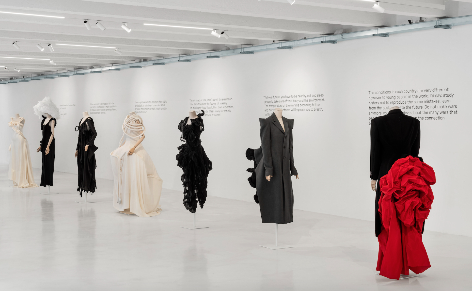 Ông cụ tóc bạc bước đi chậm rãi viral nhất Paris: Bậc thầy của Rick Owens, khiến cả thế giới nhìn màu đen theo một cách khác