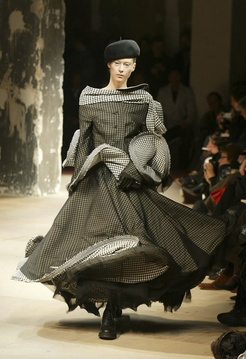  Không quá khi nói Yohji Yamamoto chính là bậc thầy của thời trang Avant-garde.