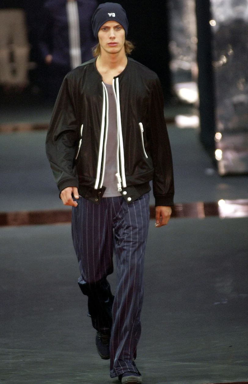 Ông cụ tóc bạc bước đi chậm rãi viral nhất Paris: Bậc thầy của Rick Owens, khiến cả thế giới nhìn màu đen theo một cách khác
