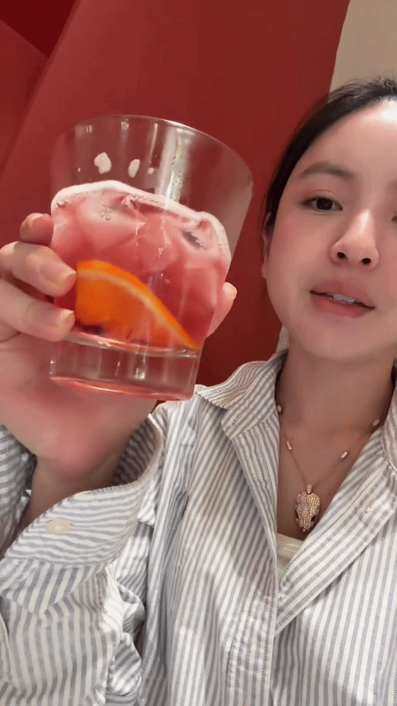 Chu Thanh Huyền trong clip chia sẻ trải nghiệm ở quán cà phê