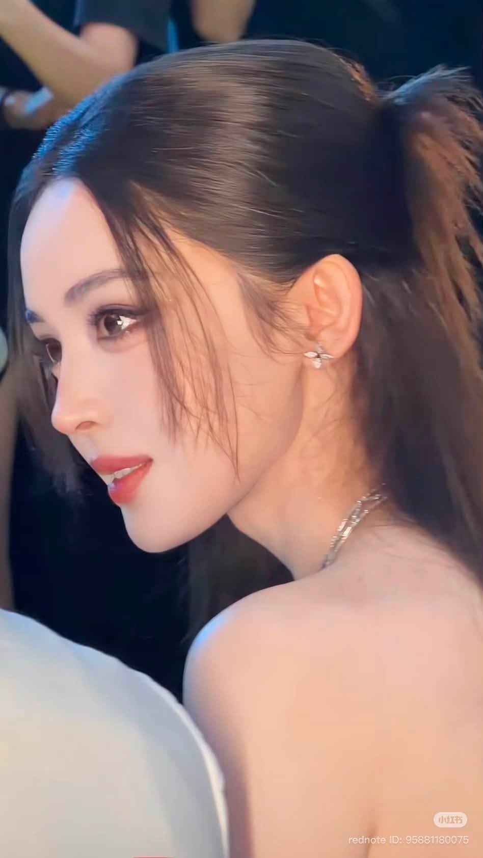 Visual hoàn mỹ như AI của Cổ Lực Na Trát đang viral trên mạng xã hội.