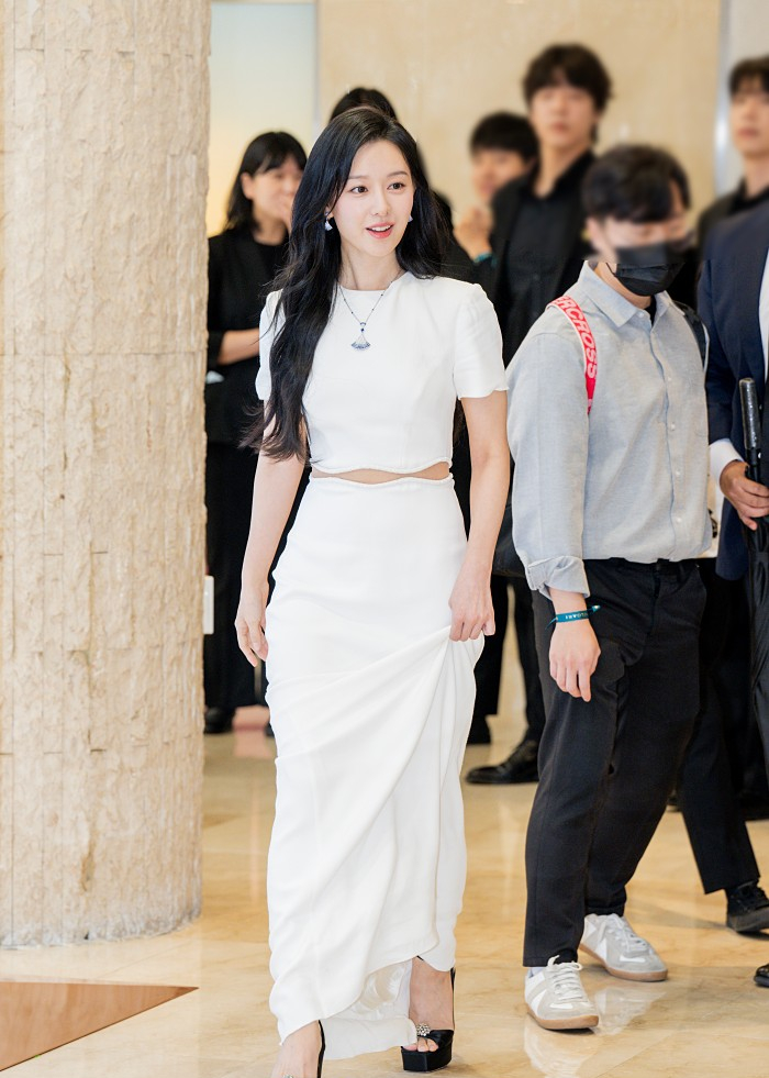 Chẳng còn thiết sắm đồ cầu kỳ mỗi khi nhìn thấy Kim Ji Won