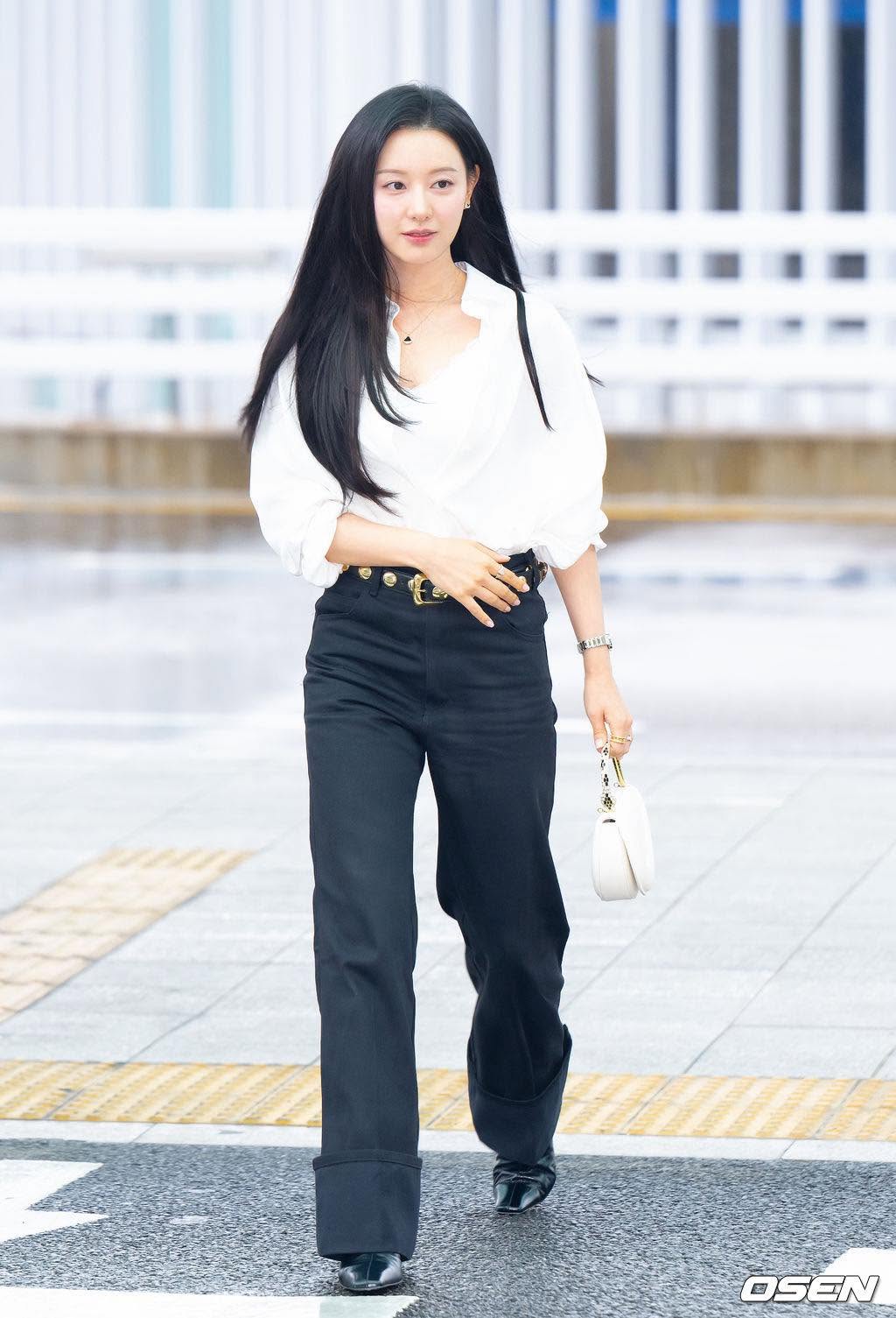 Chẳng c&ograve;n thiết sắm đồ cầu kỳ mỗi khi nh&igrave;n thấy Kim Ji Won - Ảnh 5.