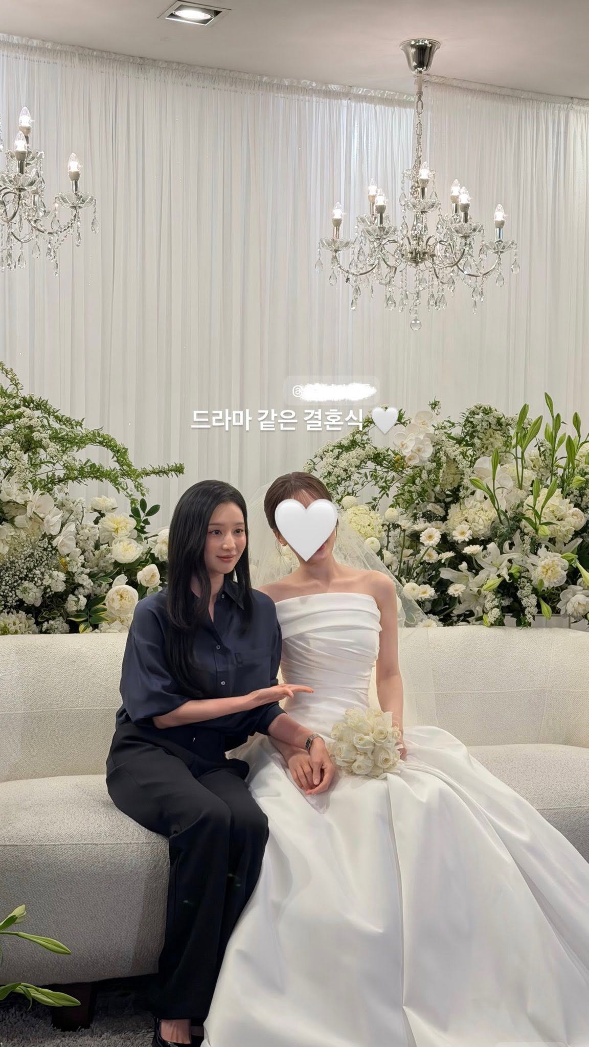 Chẳng c&ograve;n thiết sắm đồ cầu kỳ mỗi khi nh&igrave;n thấy Kim Ji Won - Ảnh 4.