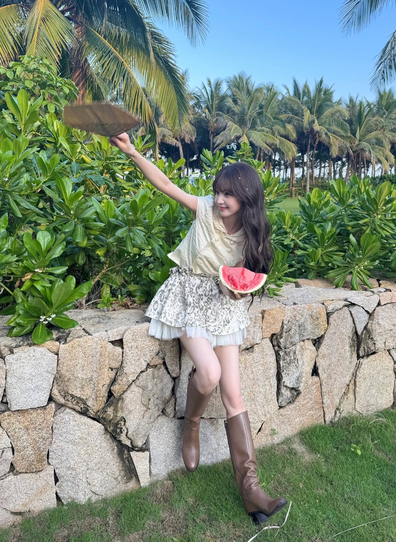 Búp bê Cbiz gây bão ở sân airport Hàn: Mặc đơn giản mà đẹp thôi rồi, mọi ống kính đều hướng về cô