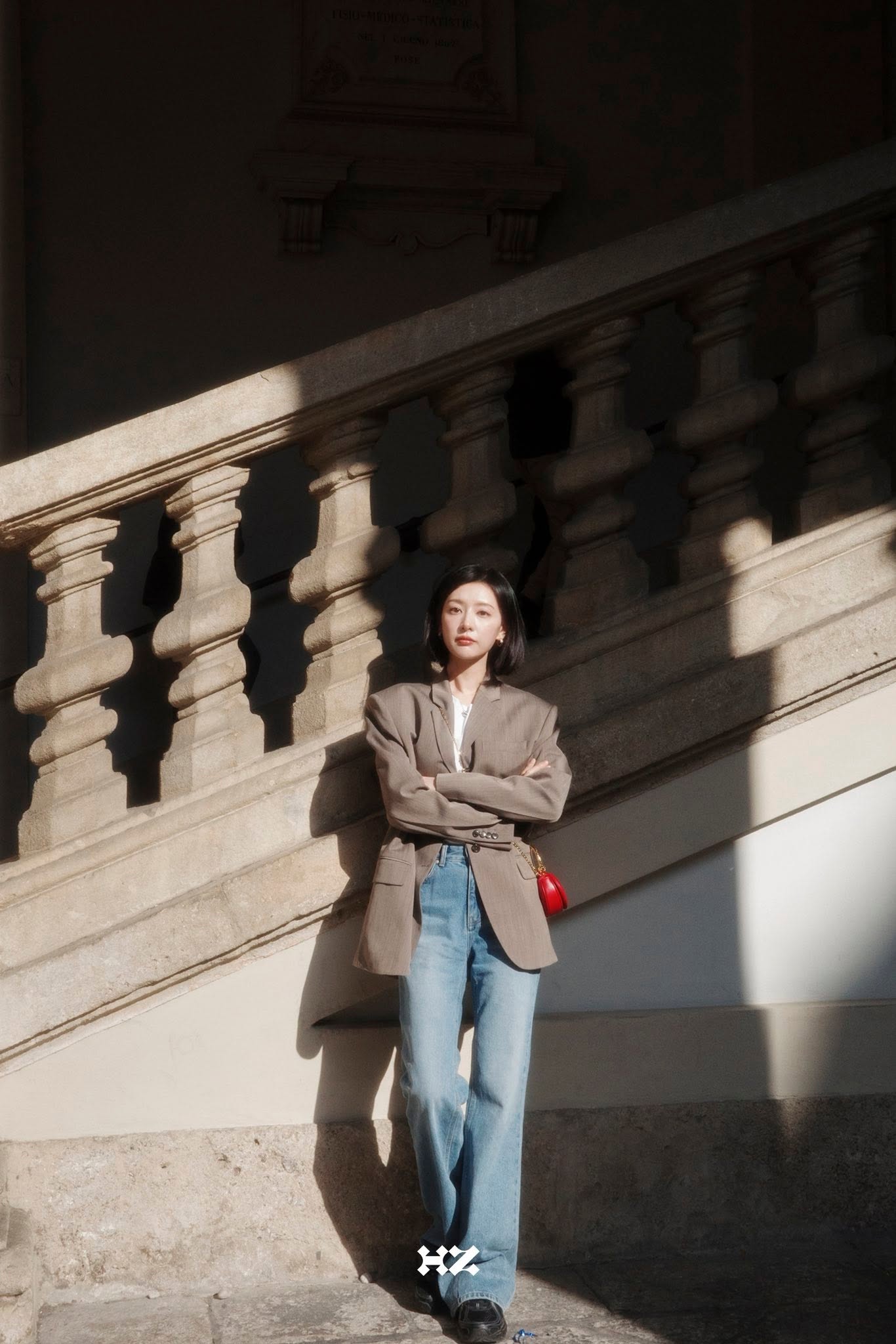 Chẳng c&ograve;n thiết sắm đồ cầu kỳ mỗi khi nh&igrave;n thấy Kim Ji Won - Ảnh 3.