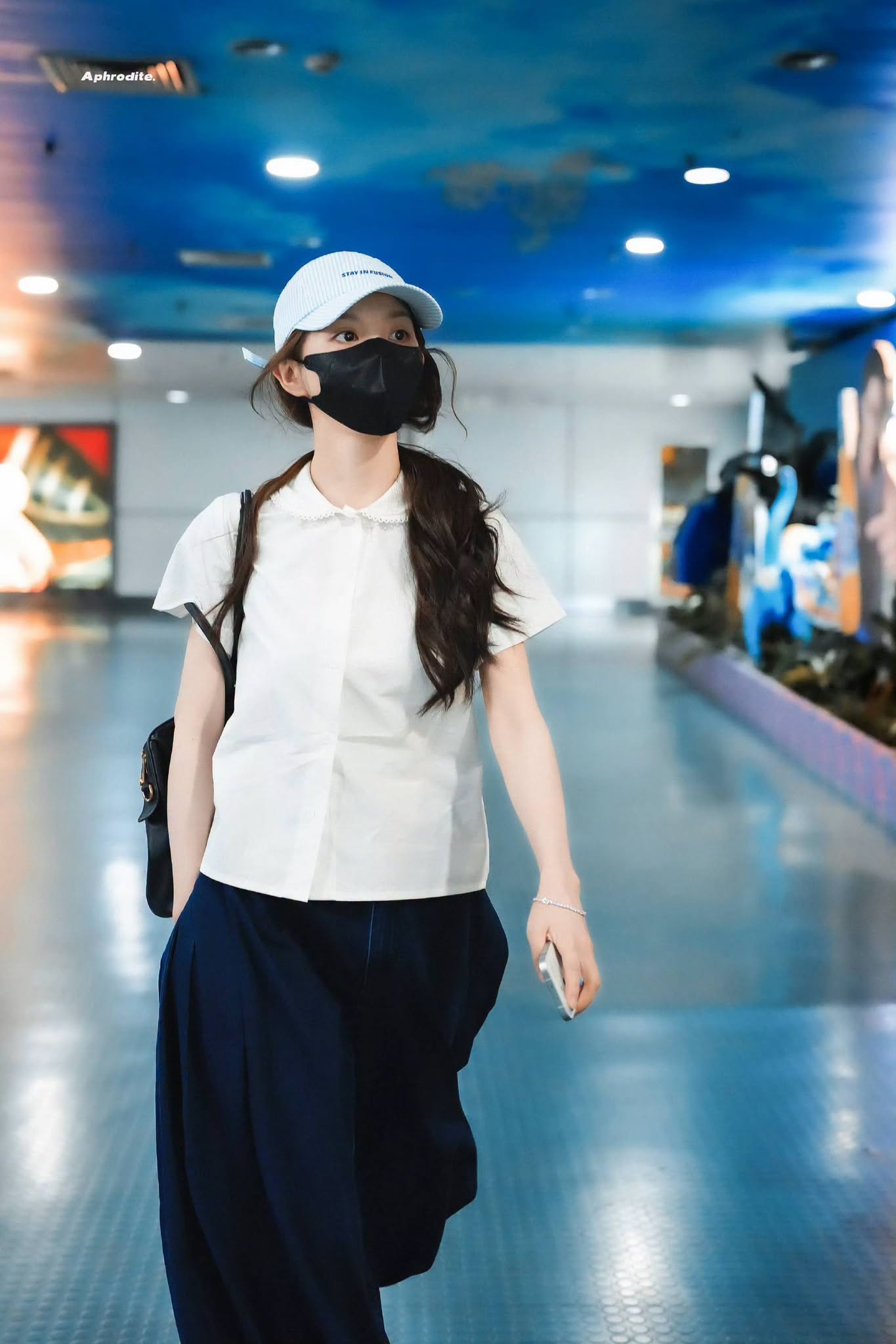 Búp bê Cbiz gây bão ở sân airport Hàn: Mặc đơn giản mà đẹp thôi rồi, mọi ống kính đều hướng về cô