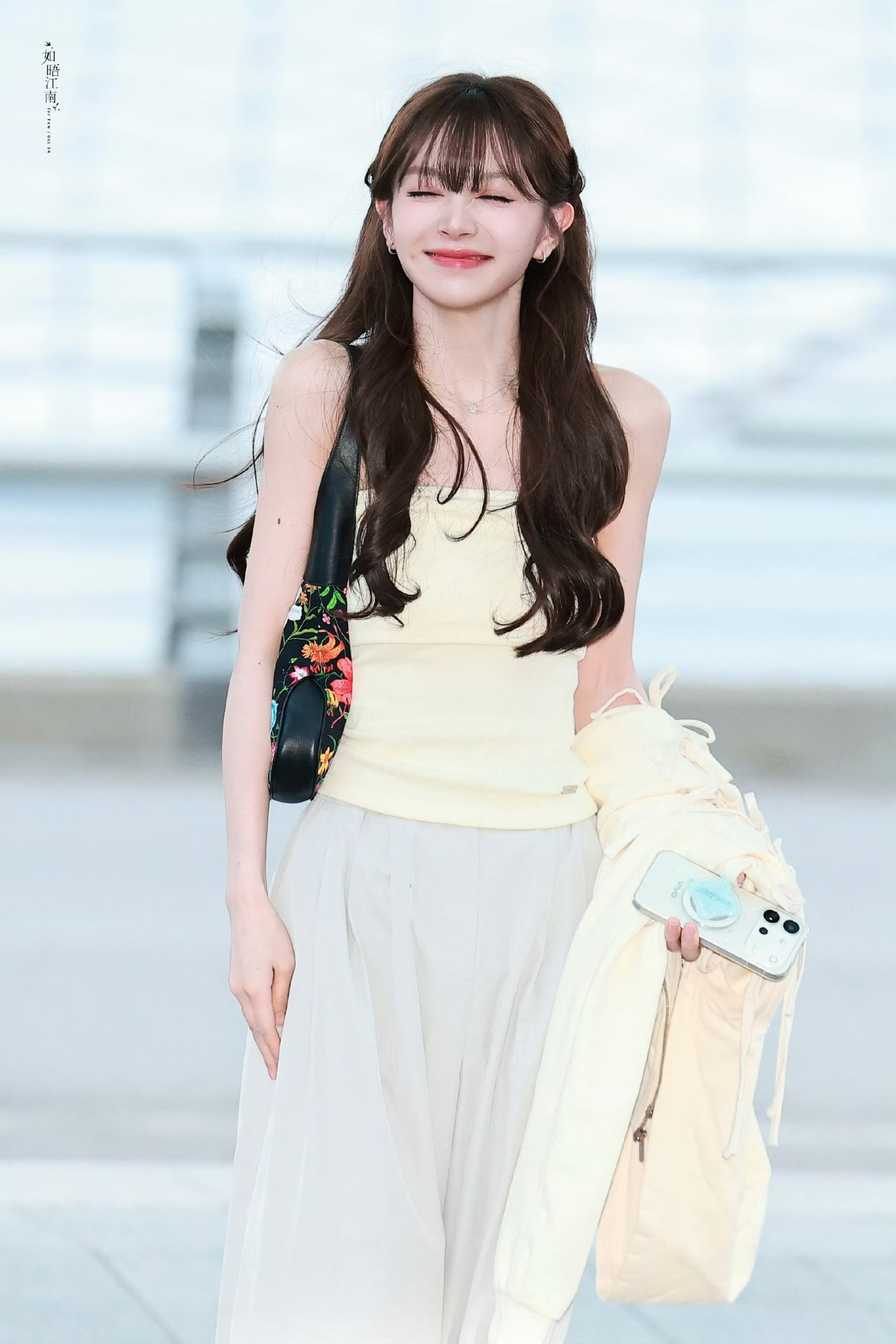 Búp bê Cbiz gây bão ở sân airport Hàn: Mặc đơn giản mà đẹp thôi rồi, mọi ống kính đều hướng về cô
