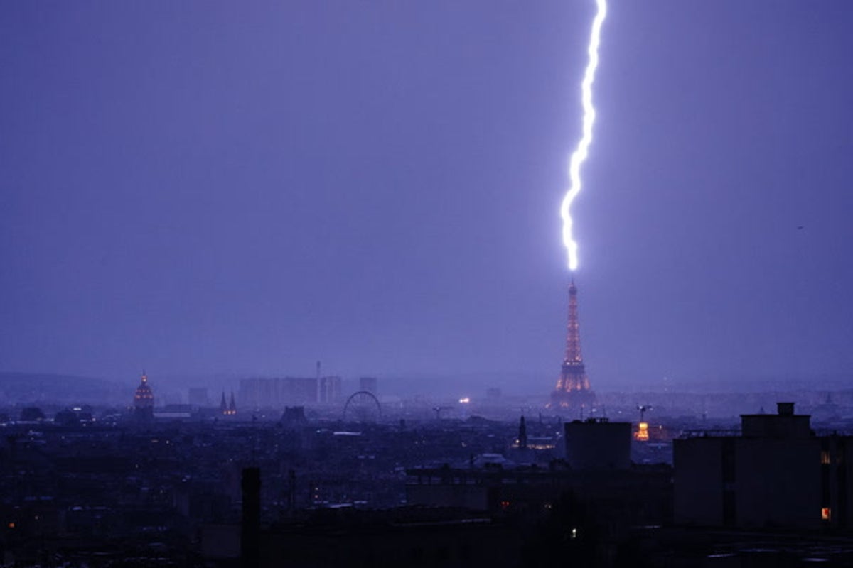Tháp Eiffel bị sét đánh