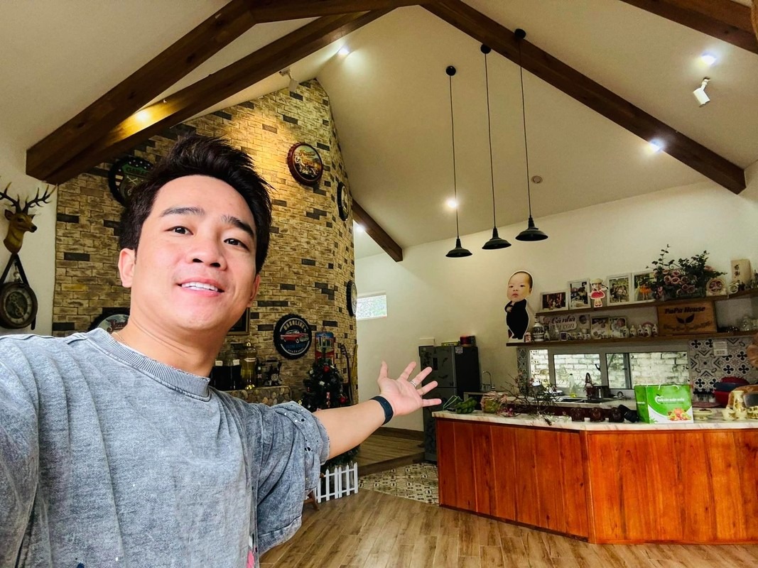 Khu bếp trong nhà có thiết kế rộng rãi, tiện nghi